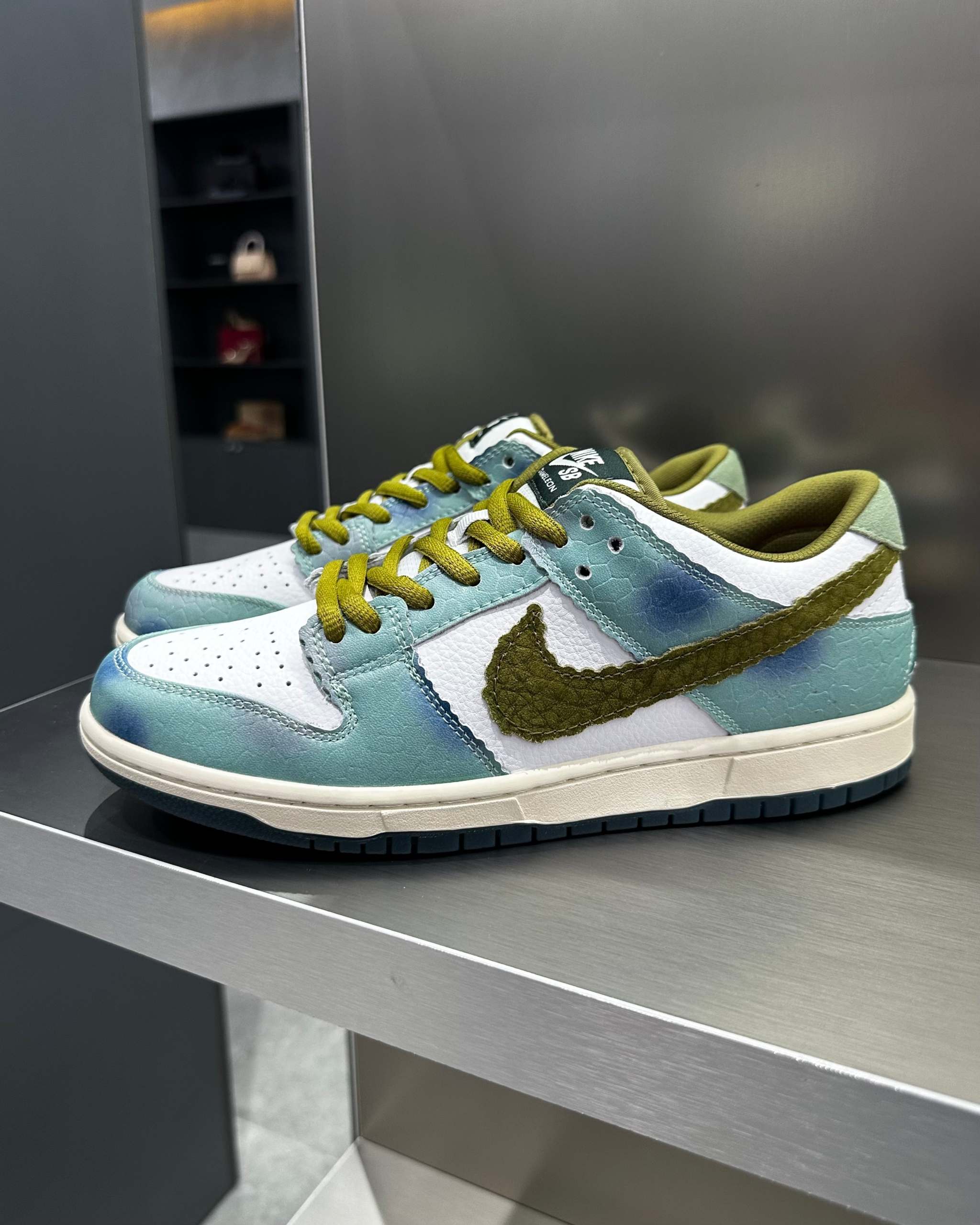 NÍKE SB Dunk Low Alexis Sablone Chameleon