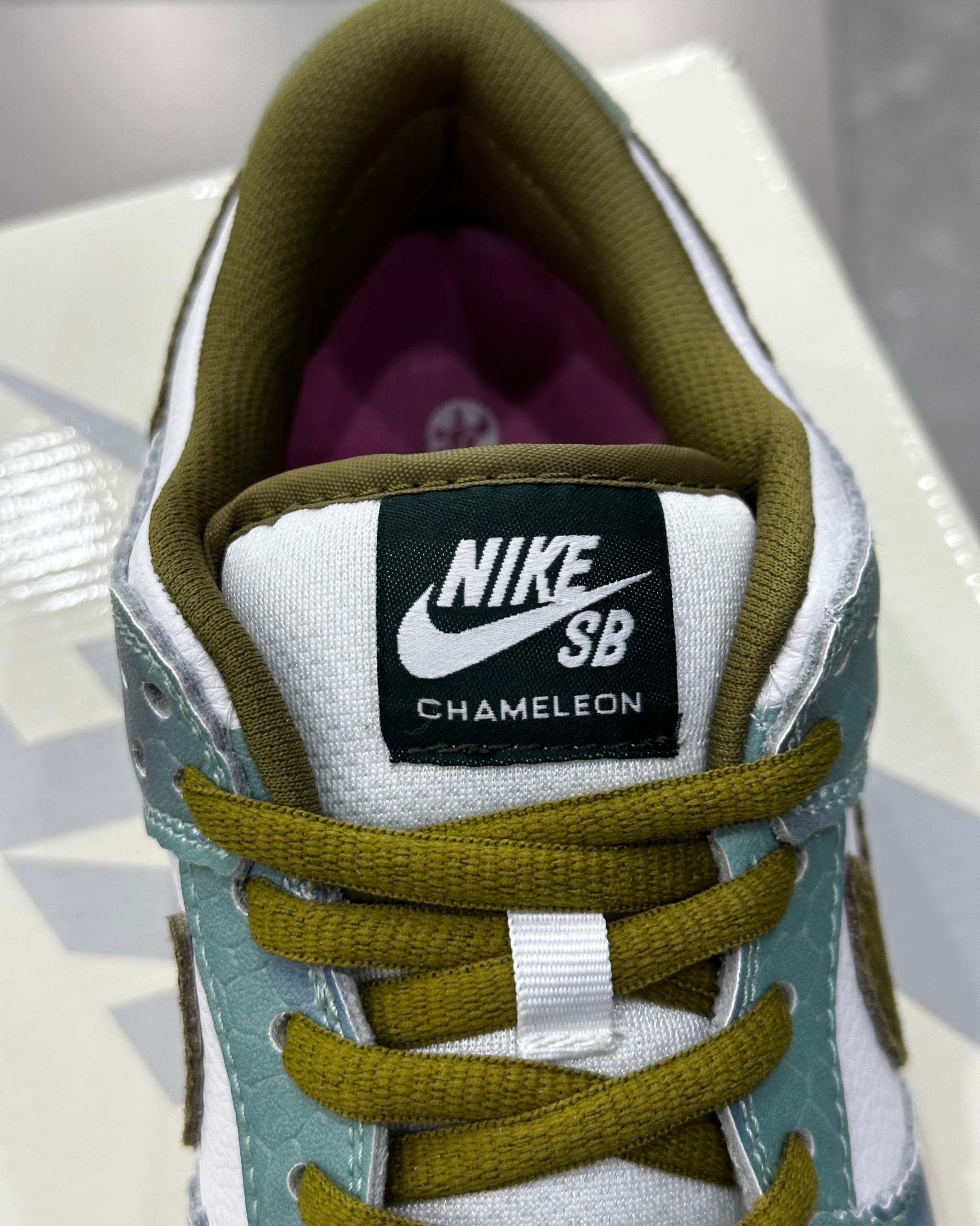 NÍKE SB Dunk Low Alexis Sablone Chameleon
