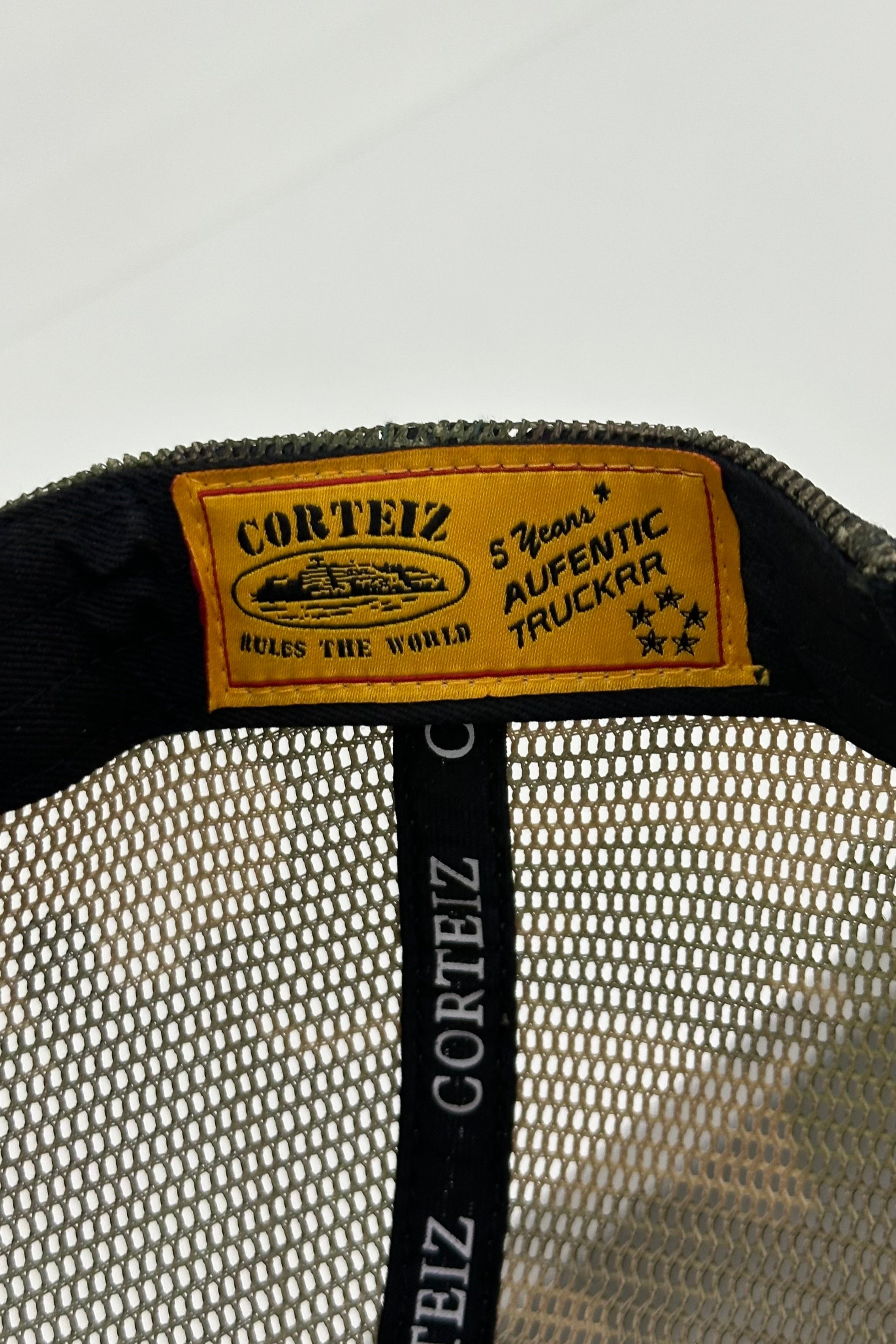 CORTEIZ 5 STARZ Alcatraz Trucker Hat – Camo Yellow