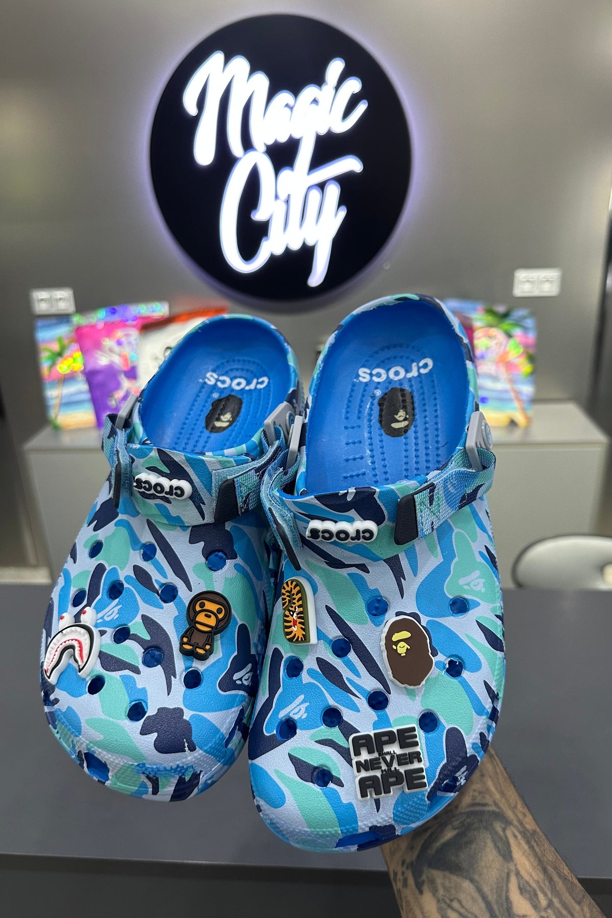 Crocs X A Bathing Ape ABC
Camo - Bleu - MAGIC CITY