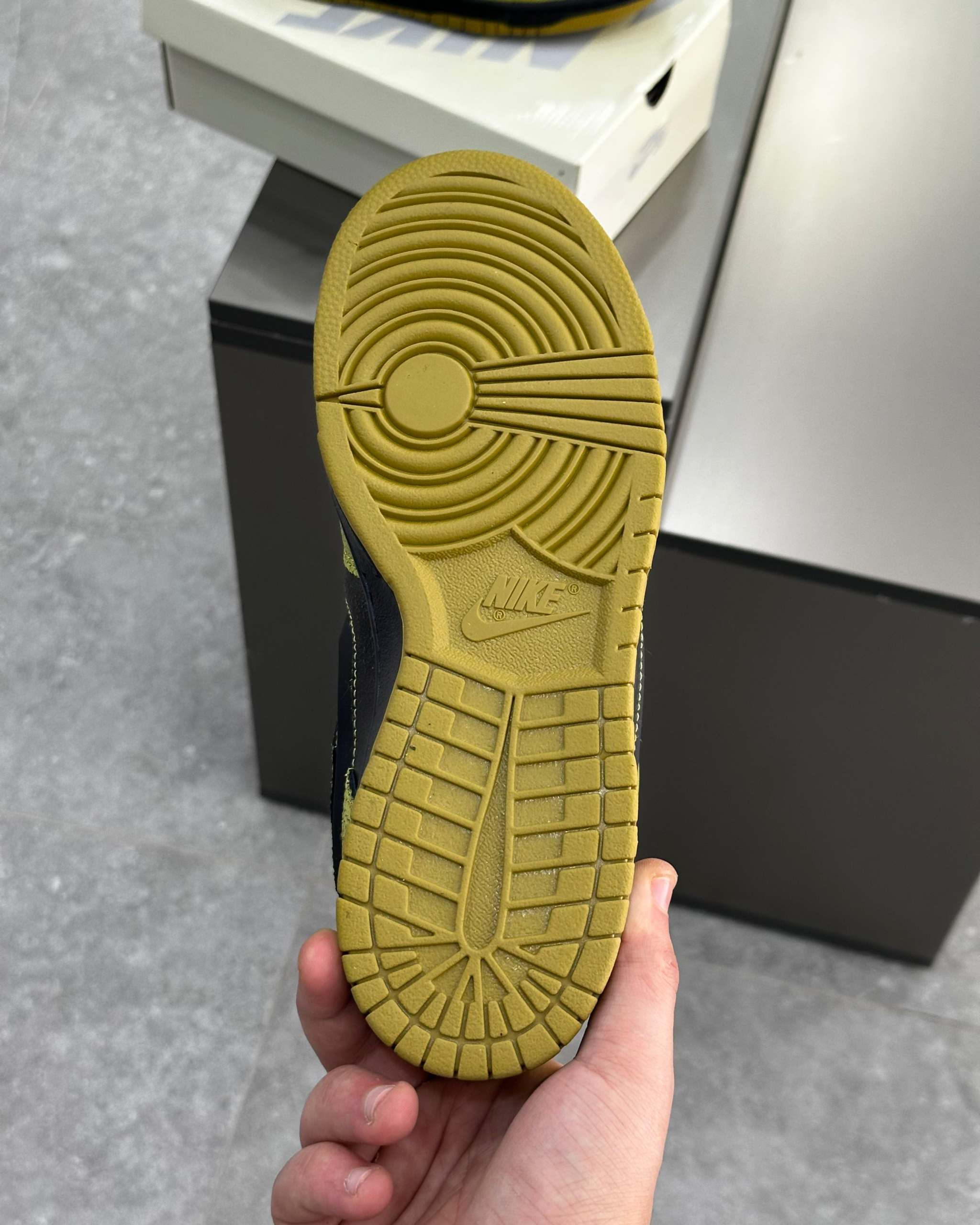 Níke Dunk Low Retro QS Halloween
Skull