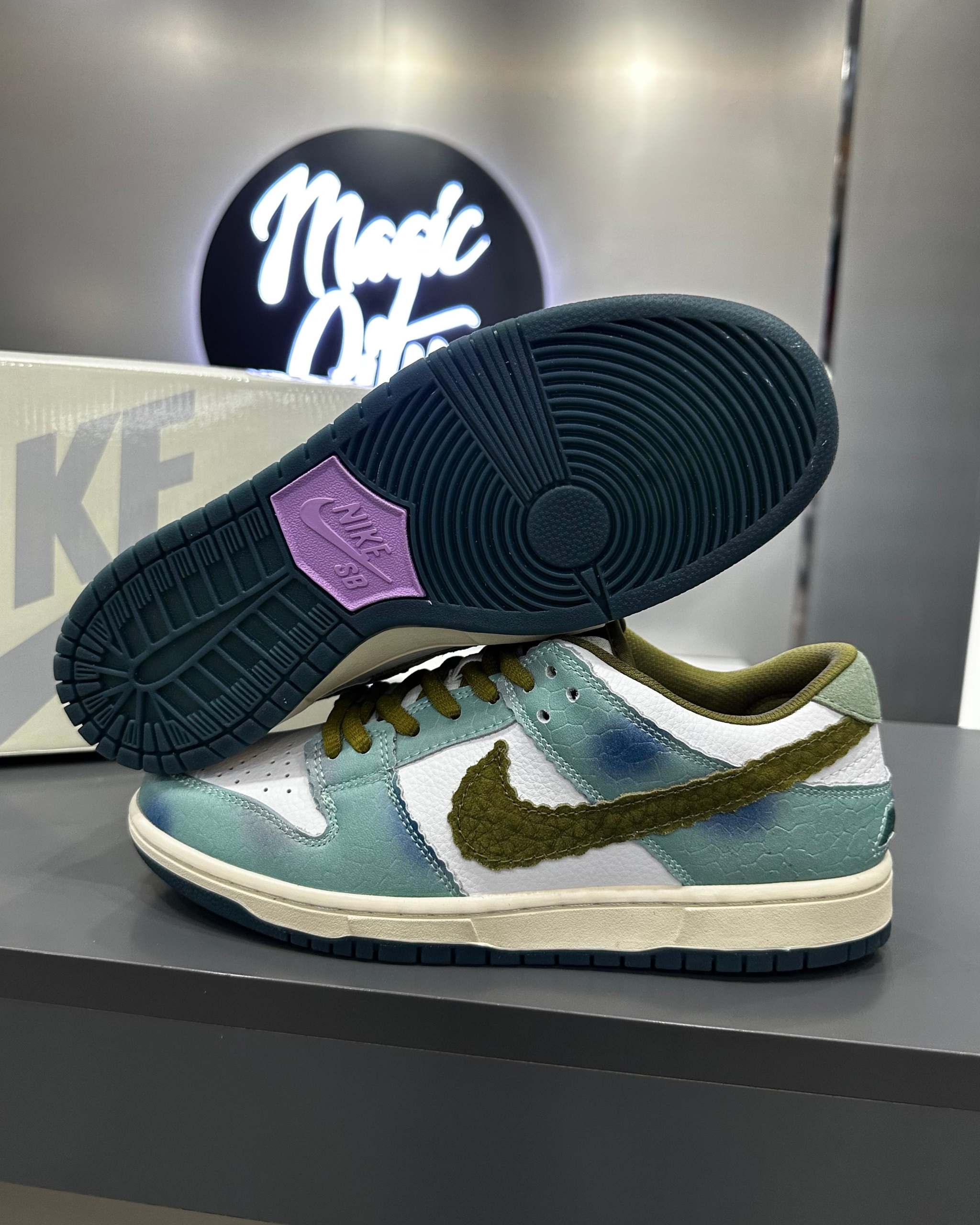 NÍKE SB Dunk Low Alexis Sablone Chameleon