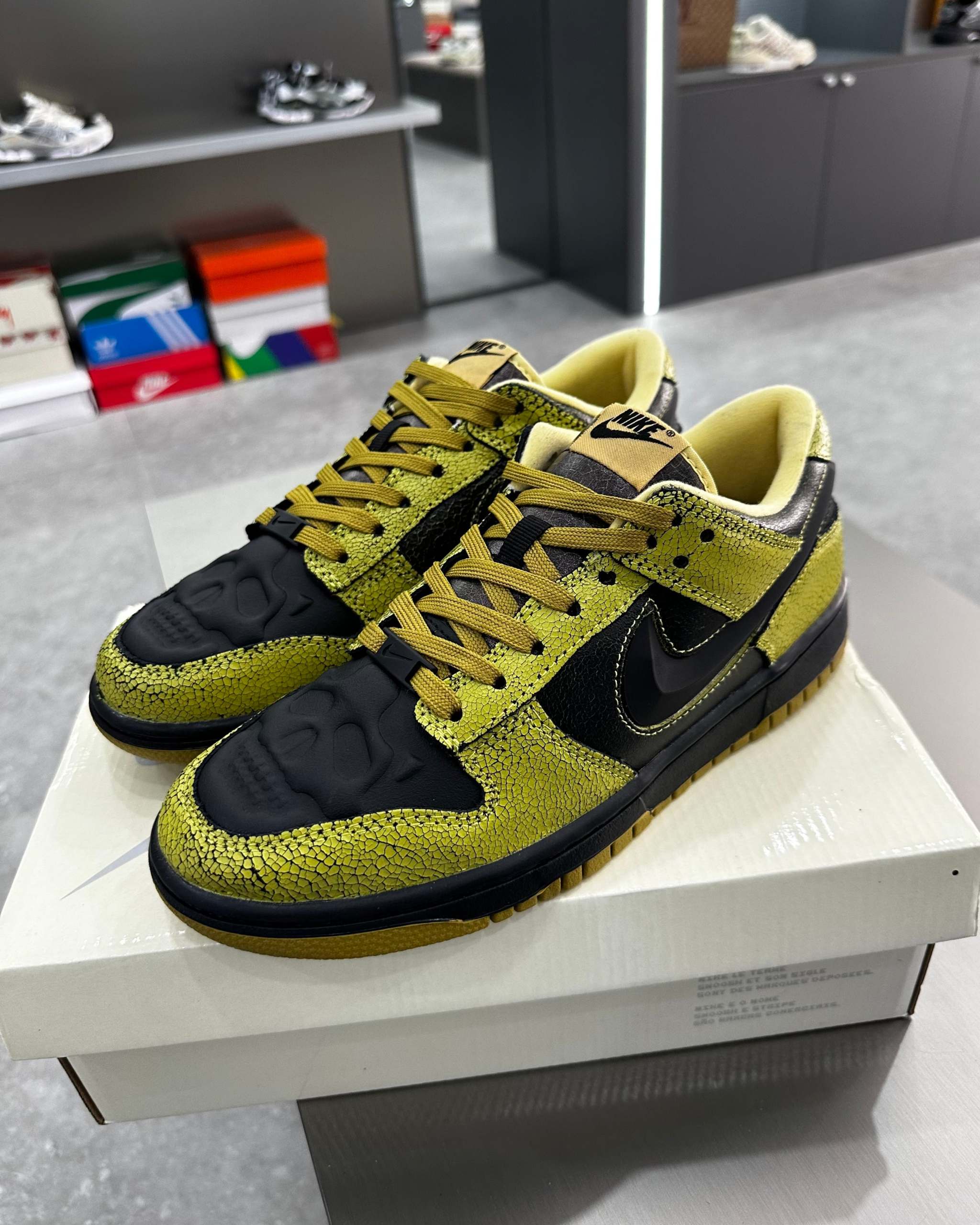 Níke Dunk Low Retro QS Halloween
Skull