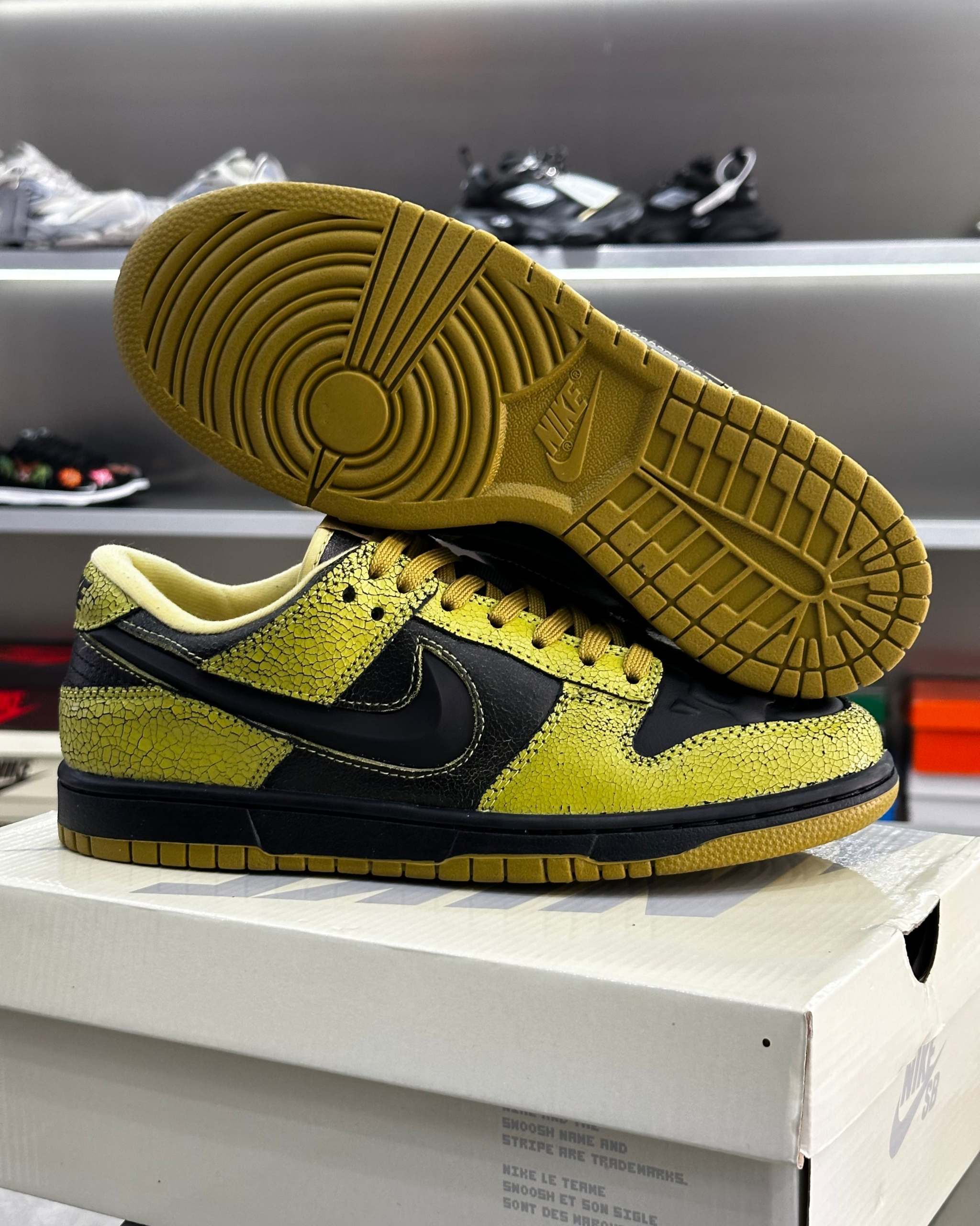 Níke Dunk Low Retro QS Halloween
Skull