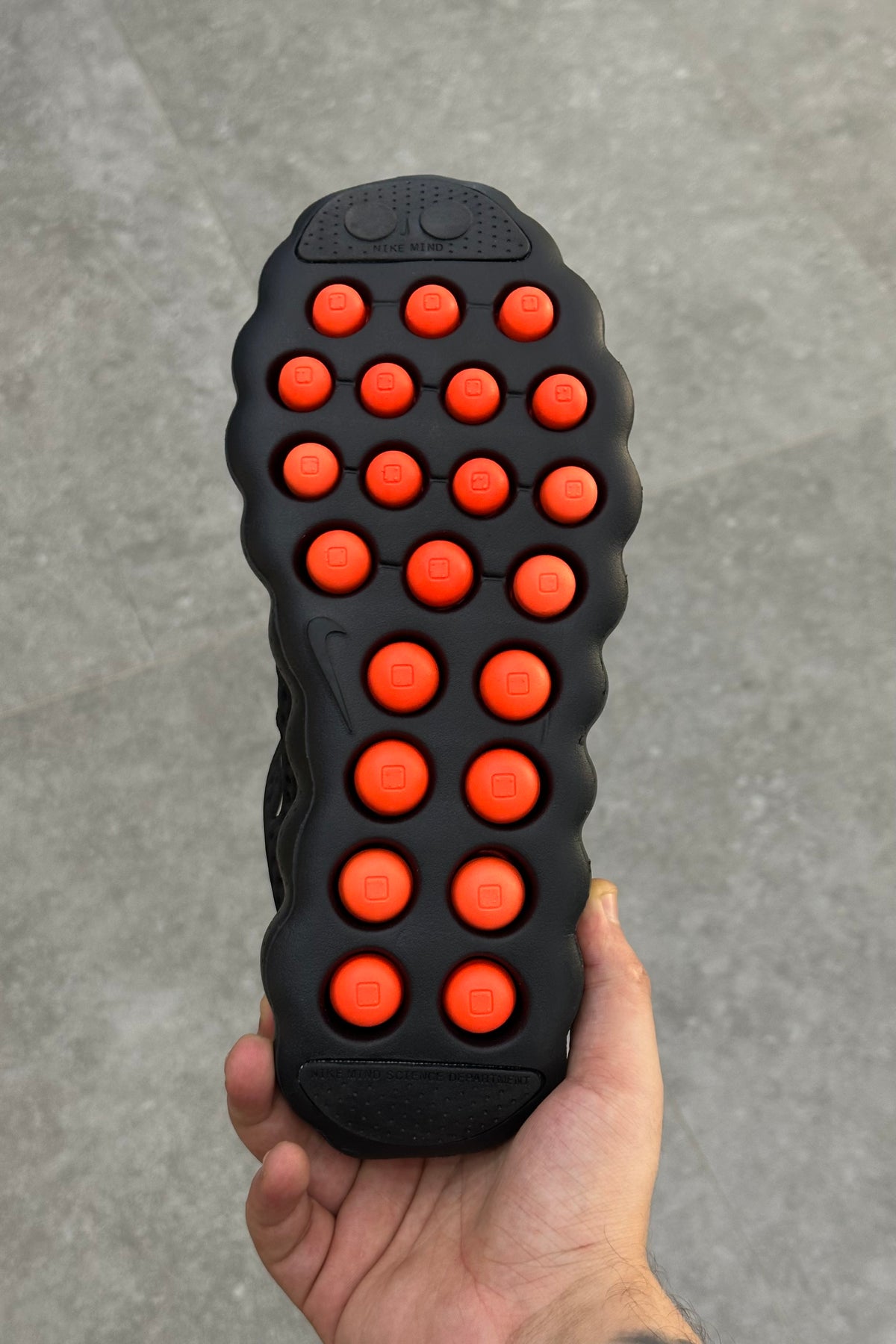 Nike Mind 002 - Black/Hyper Crimson
