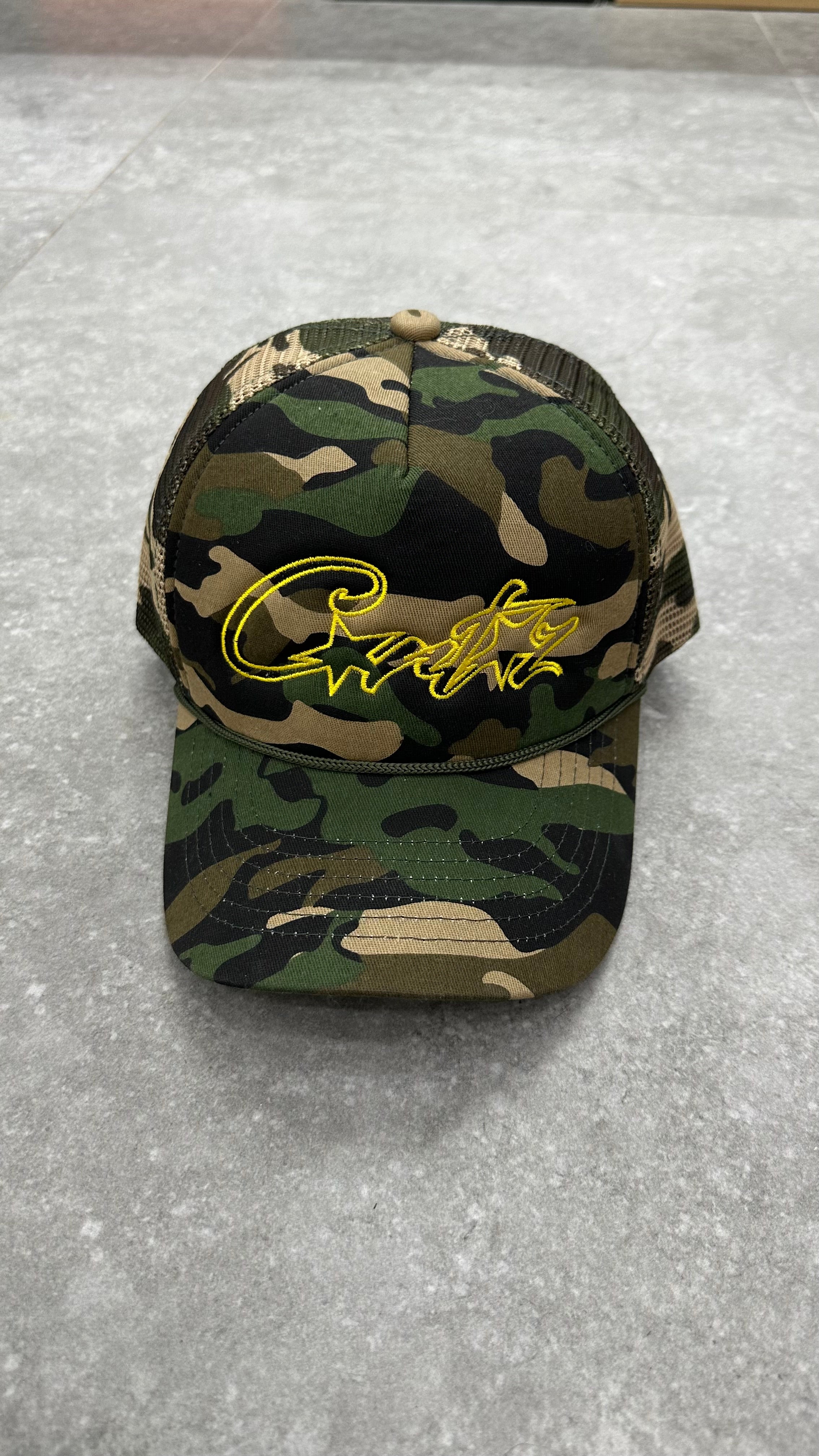 CORTEIZ 5 STARZ Alcatraz Trucker Hat – Camo Yellow
