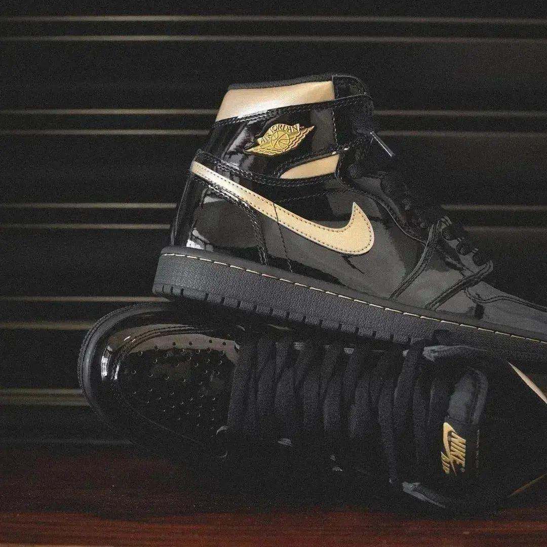 Air Jordan 1 Retro High OG Metallic Gold-Black