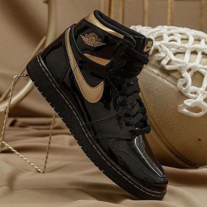 Air Jordan 1 Retro High OG Metallic Gold-Black