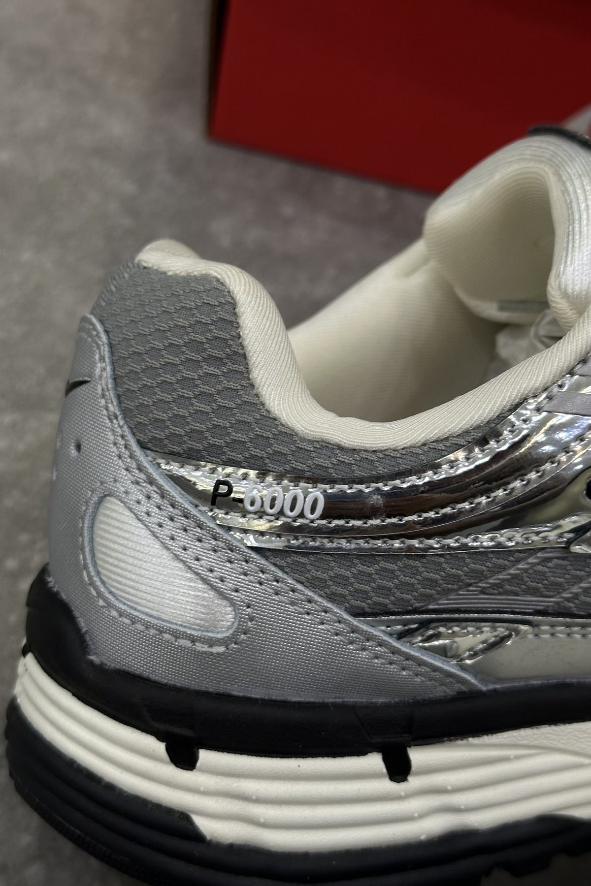 Nike P-6000 Metallic Silver - heel detail