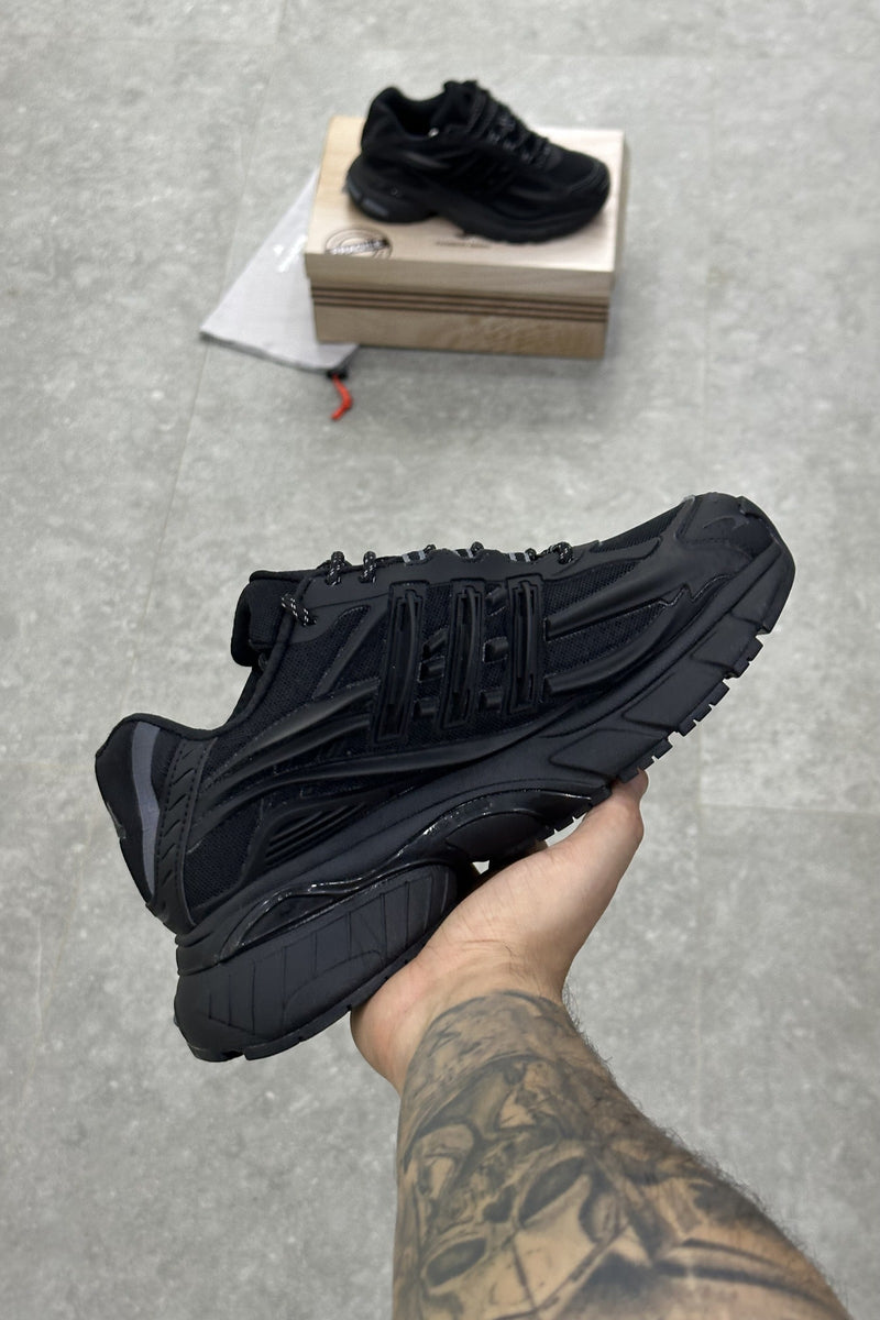 Pharrell Williams x Adidas Adistar Jellyfish – Triple Black – inner side in hand